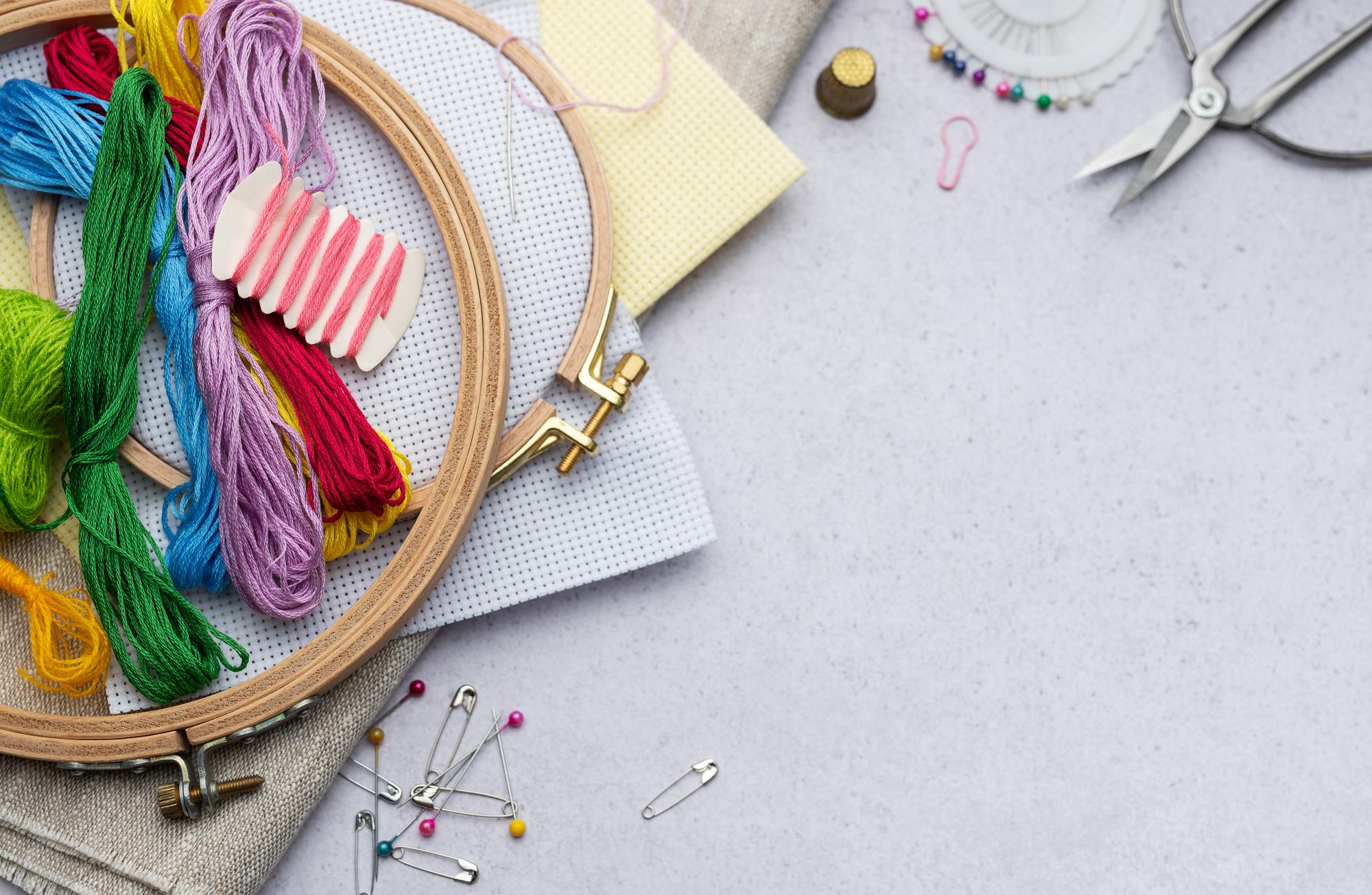 atelier table with threads and hoops